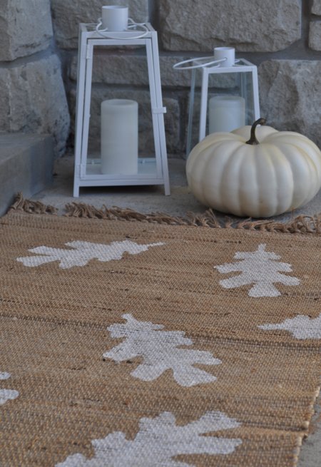 One of my favorite places to decorate is my front porch! Here are 10 Frugal Fall Front Porch Ideas to get your creative juices flowing as the leaves start falling.