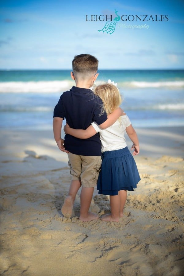 Fun beach poses for the family of 4 ♥️ | Gallery posted by Kendall Munch |  Lemon8