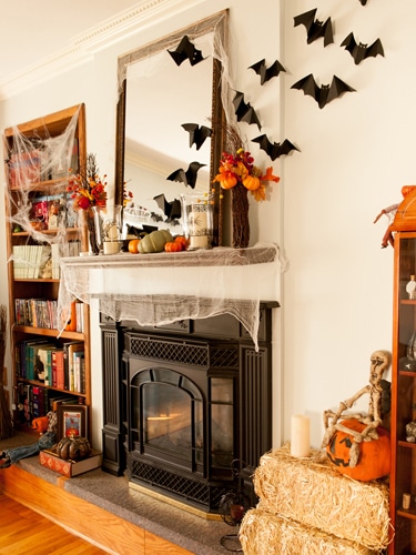 These Halloween fireplace mantels will inspire you to create a perfectly decorated seasonal fireplace in your home...I'm sure it's going to be SPOOKtacular!